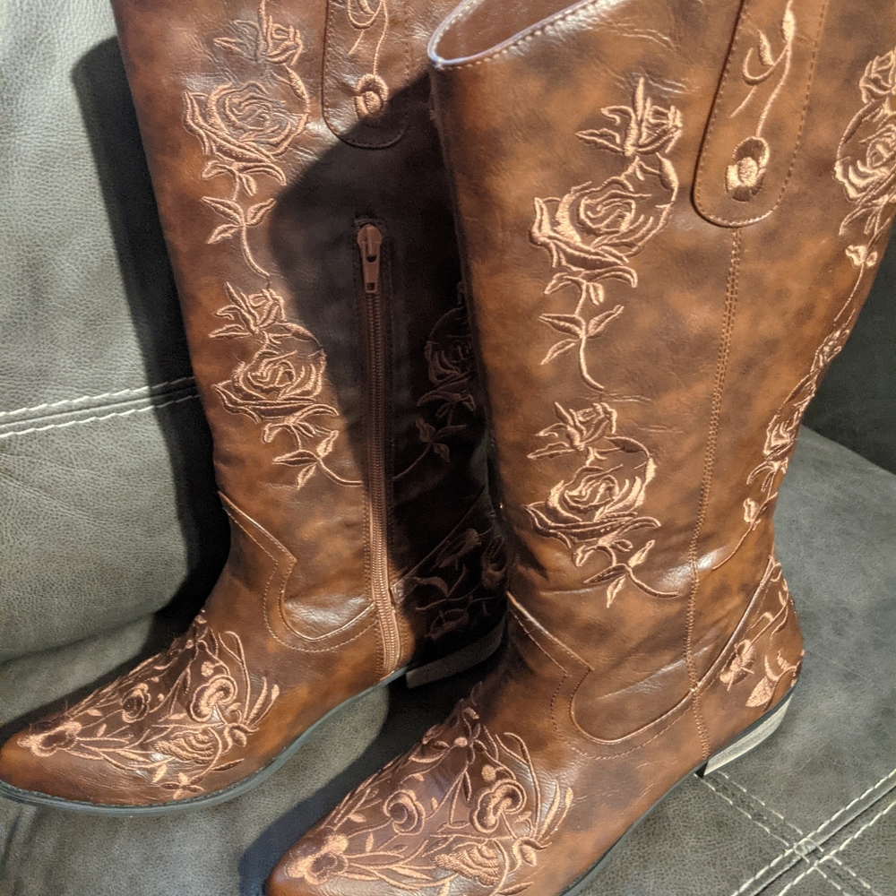 Sz10 Cowboy boots with embroidered flowers